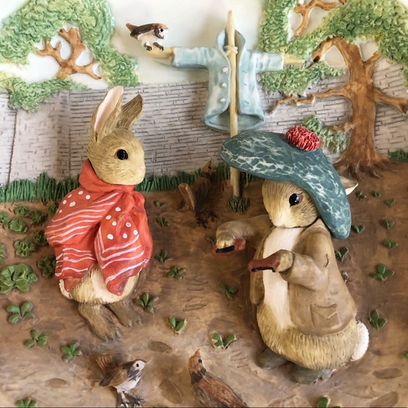 Upon the Scarecrow 3D Peter Rabbit Musical Plate LNC - Picture 4 of 8